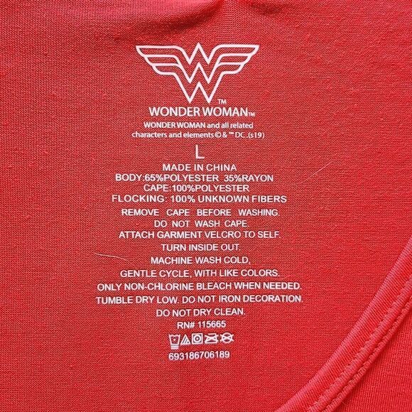 DC Comics Wonder Woman Textured Logo T-Shirt Detachable Cape Womens Large - Picture 4 of 7